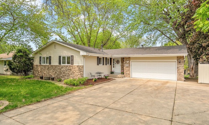 Plymouth Casa | 4-bedroom house in peaceful Minneapolis with AC, WiFi