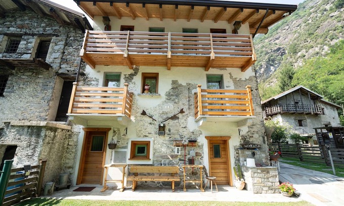 Samolaco Apartamento | Apartment 'Adele' with Mountain View, Private Garden and Balcony