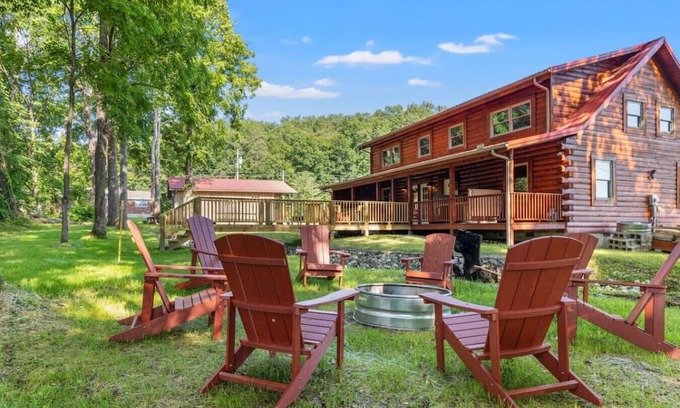 Stanton Cabina | Hot Tub, Fire Pit, WiFi, EV Charger | Biggie cabin near Red River Gorge, KY!