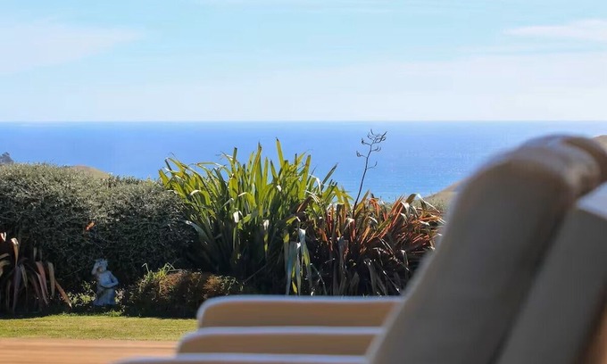 Raglan Cama Y Desayuno | Raglan Retreat New Zealand w/ Barrel Spa, Ocean View & Sunset