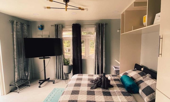 St. George's Apartamento | Cozy, compact,and fully furnished studio, near city, stadium, beach, AC, WiFi