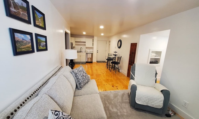 East Homer Apartamento | Charming 1-bedroom apartment in delightful Manlius, on a beautiful flower farm!