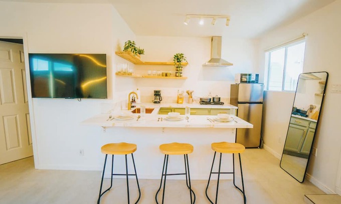 Rowland Heights Apartamento | Modern & Elegant Studio Retreat