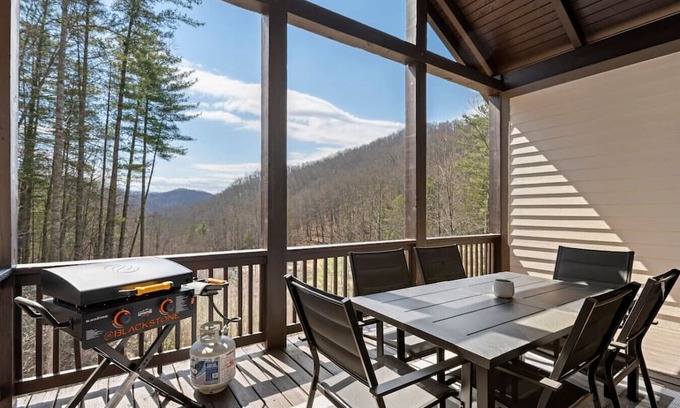 Sylva Condominio | Mountain Retreat, Cozy Balcony, and Grill!
