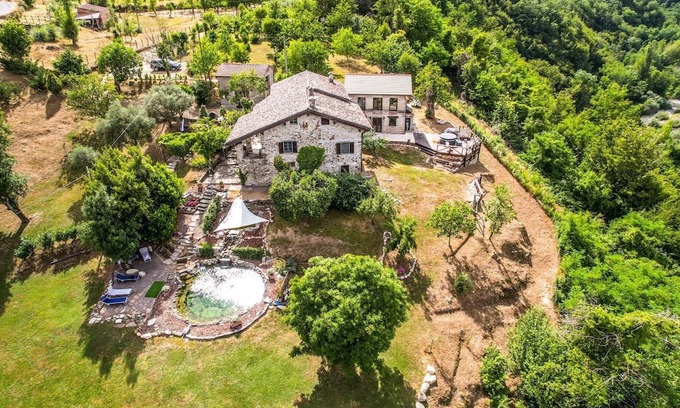 Pontremoli Otro | Charming 4-bedroom farmhouse in enchanting Tuscany close to mountains and sea.