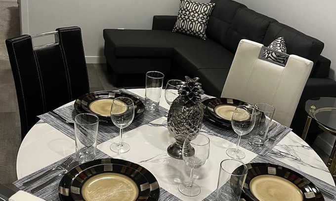 Southeast Calgary Apartamento | New beautiful legal basement suite in seton
