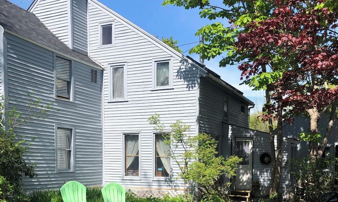 Brooksville Otro | Peaceful 2-bedroom farmhouse in charming Brooksville, Maine with Wifi and AC