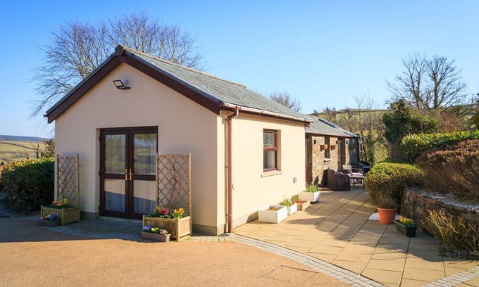 Foxdale Cabaña | Kerrowdhoo Farmhouse - a holiday cottage that sleeps 3 guests in 2 bedrooms