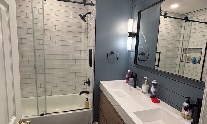 Idylwood Casa | Spacious and renovated 4-bedroom townhome in Tysons-Falls Church