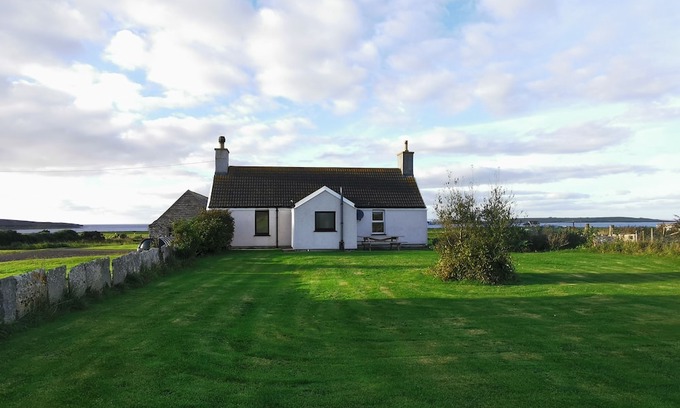 Canisbay Cabaña | Cosy Highland retreat with countryside and sea views.