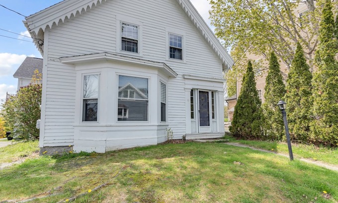 Castine Casa | Walk to harbor & Main St shops/restaurants. Front unit of Castine village house.