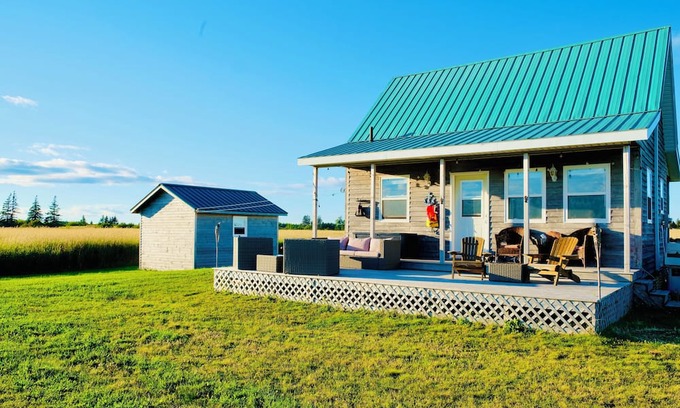 Hamilton Cabina | Private, relaxing seaside retreat. Fun outdoor amenities for everyone.