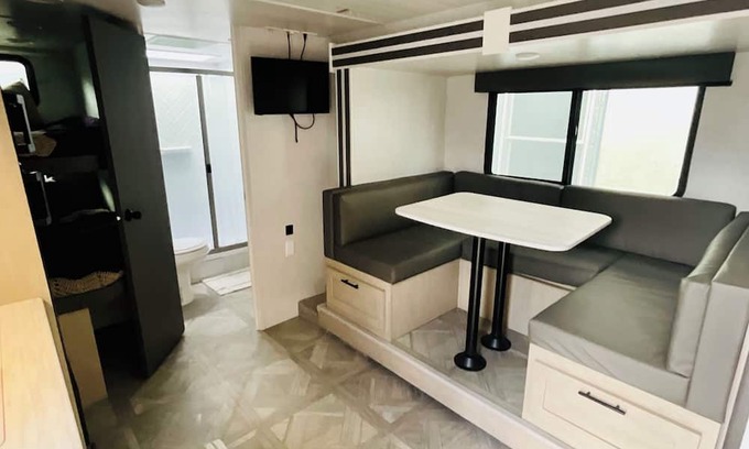 Brentwood Casa | RV in Marvelous Brentwood with AC, WiFi, toiletries
