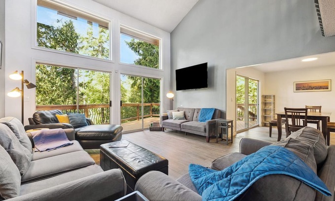 Enumclaw Casa | Spacious 4-bedroom house, Enumclaw near Mt Rainier Nat'l Park in natural setting
