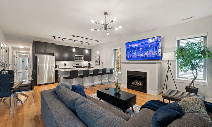 Heart of Chicago Apartamento | Cozy Chicago 3BD 2Bath Retreat with Balcony