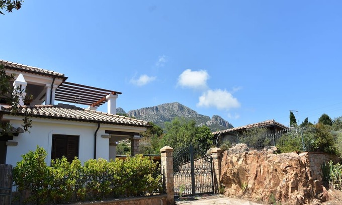 Lotzorai Apartamento | Villa Juniper, only 240mt from the sandy beach!