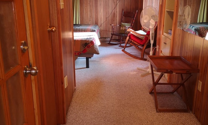 Lake Cowichan Apartamento | Cozy studio with WiFi and AC in charming Lake Cowichan.