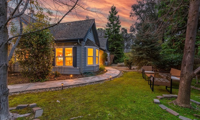 Mariposa Casa | Blue house of Yosemite