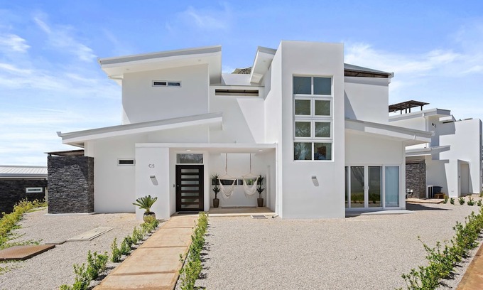 Santa Barbara Casa | Brand New Professionally Decorated Luxury 5 Bed Avellanas Home Minutes to Beach