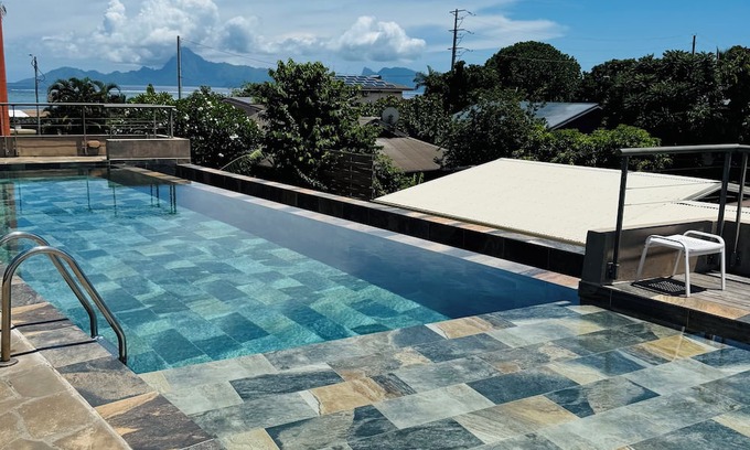 Punaauia Apartamento | Condo in Punaauia "Vue Moorea + Piscine" opposite the Anita caravan