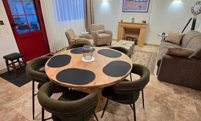 Allainville Cabaña | Farmhouse cottage with private jacuzzi