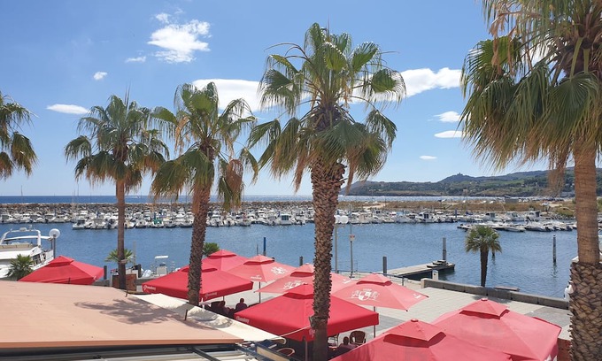 Plage d'Argeles Apartamento | Residence with cosy apartment on the port, breathtaking sea and mountain views