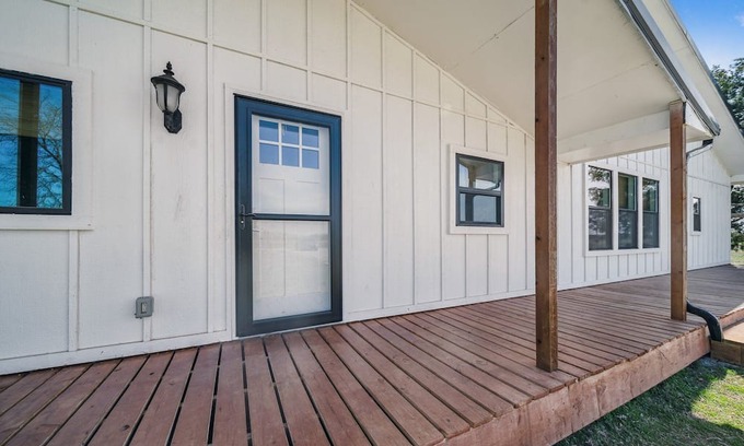 Adair Casa | 4-bedroom 3 bath house in tranquil Adair. With Large hang out barn.