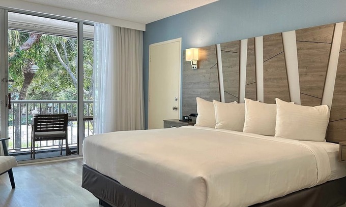 Pinellas Point Casa | Modern Beach Retreat: Stylish Unit w/ Oceanfront Balcony, Marina Dining