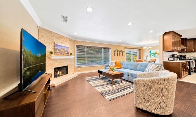 Tustin Casa | Close to Disney and the Beach! Central OC Location