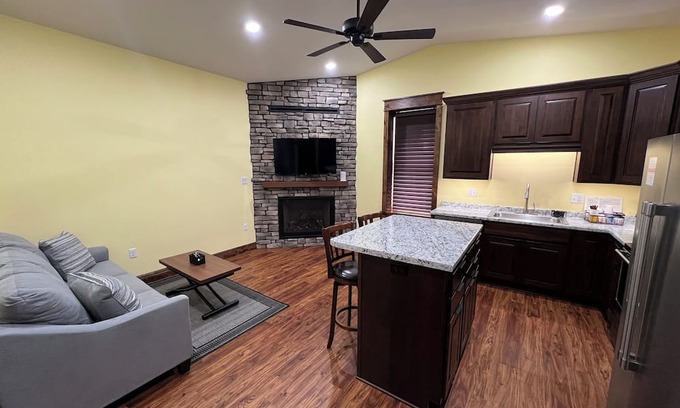 Sabetha Casa | Business Stay Made Easy - Remodeled Downtown Apt w/Workspace