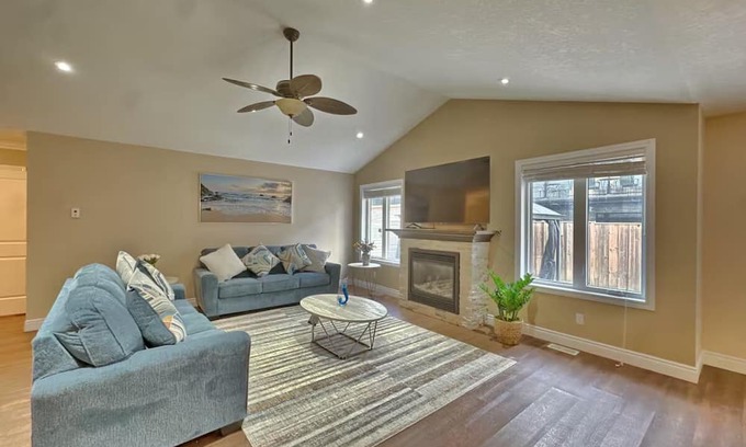 Grand Bend Casa | Walk to Grand Bend Main Beach | Sleeps 8 | Family Friendly | Heart of Grand Bend