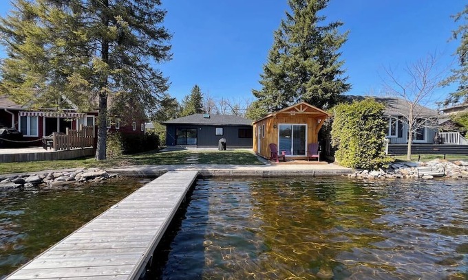 Bobcaygeon Cabaña | Luxury Waterfront Bungalow on Sturgeon Lake