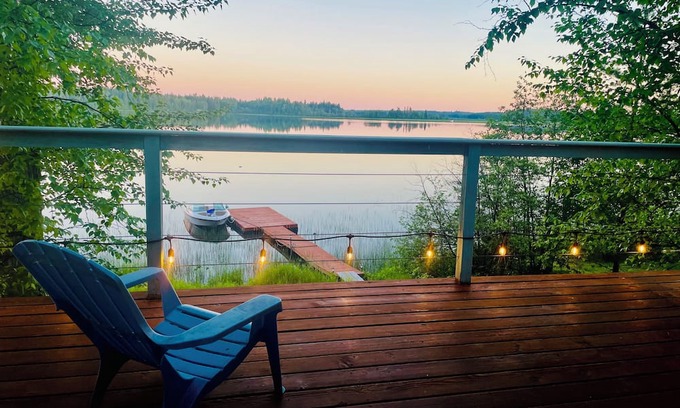 Regional District of Fraser-Fort George Cabina | Cozy lakefront cabin on Nukko Lake.