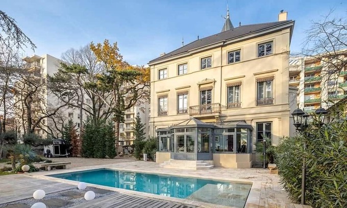Leon Blum - Bon Coin Otro | Unique and secret castle in Lyon Villeurbanne, Park & Pool