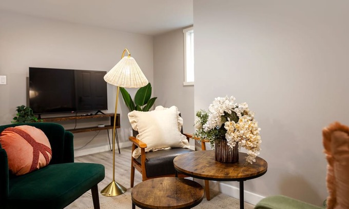 Bryn Mawr-Skyway Casa | Cozy and Bright Renovated 2B Lower (private entry)