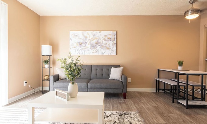 Mesa Apartamento | Cozy Spot: Near Hospitals/Airport - Workspace