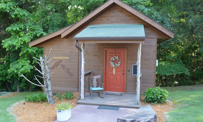 Flippin Cabina | Beautiful cedar cabin right on the Whiteriver