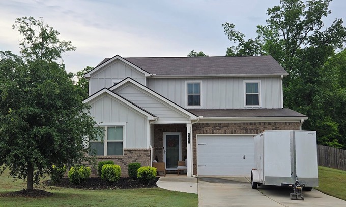 Locust Grove Casa | n 4-bedroom house in awesome Locust Grove with fitness room, AC, WiFi