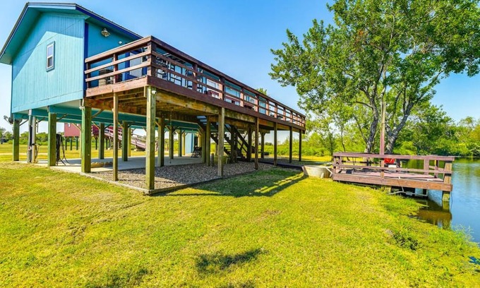 Long Mott Cabina | Bleu Bayou ~ Quiet Waterfront River Retreat w/Private Dock and Ramp