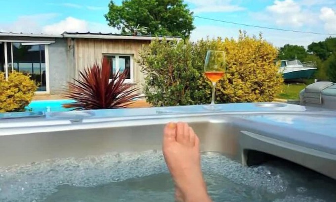 Saint-Yzans-de-Medoc Casa | Eco lodge on the estuary pool and spa