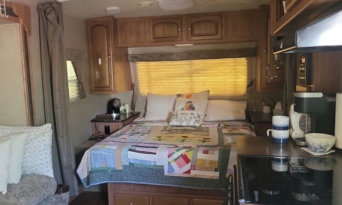 Waverly Alquiler De RV | Cozy travel trailer minute walk to Lakewhite WiFi and AC in beautiful Waverly