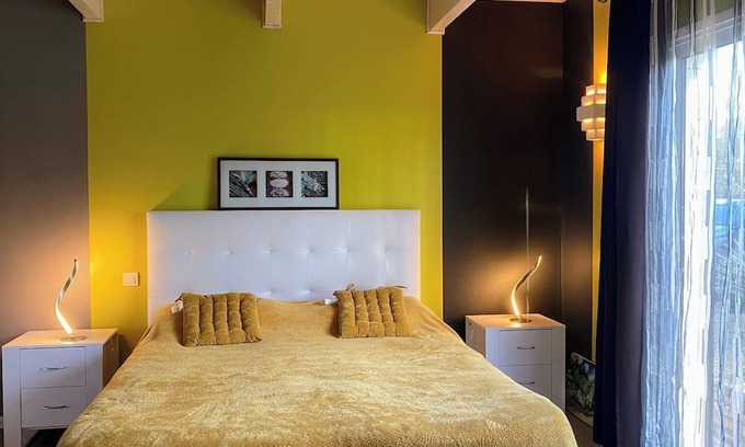 Neant-sur-Yvel Casa | Green room on ground floor 1 with bathroom in attractive wooden house