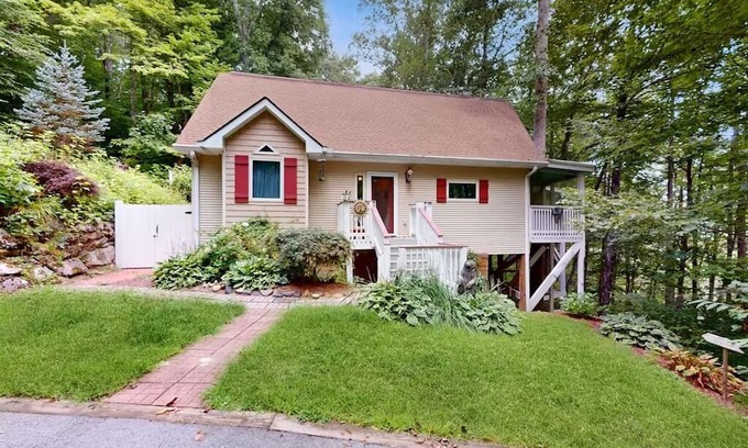 Cullowhee Cabaña | Charming 2-bedroom cottage with WiFi, AC in beautiful Cullowhee