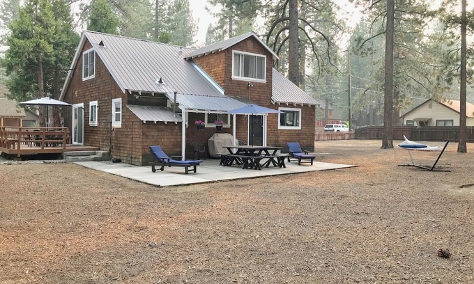 Al Tahoe Cabina | Regan Beach Cabin Retreat: 5BR home 1 block to Regan Beach, Lake Tahoe