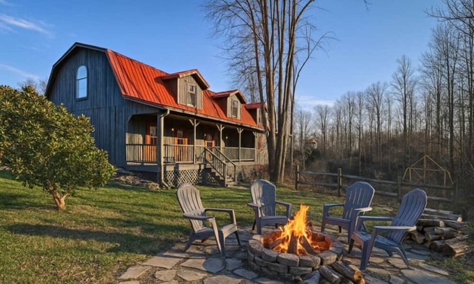 Kodak Casa | Cozy Cabin | Hot Tub, Views, Near Smoky Mountains!