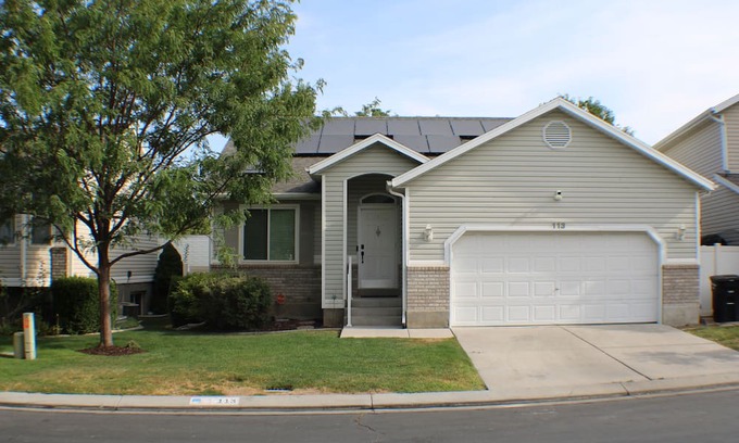 Stansbury Park Casa | Spacious 5-bedroom house in charming Stansbury Park with WiFi, AC