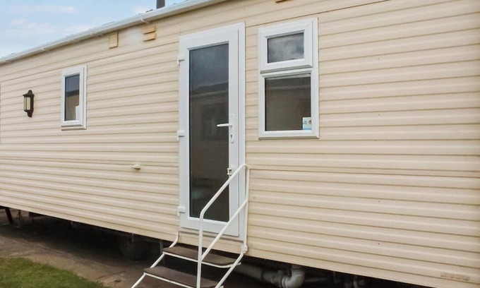 Caister-on-Sea Casa | Introducing the ABI Vista, a 2-bedroom caravan designed to accommodate up to 6 guests.