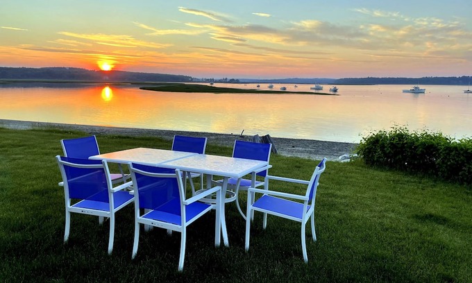 Scarborough Cabaña | The Anchorage Cottage, Pine Point Maine, offers a wonderful vacation experience