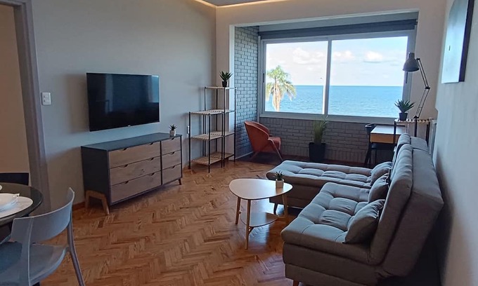 Ciudad Vieja Apartamento | Luminous & spacious apartment with stunning sea view in Ciudad Vieja