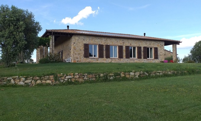Magliano in Toscana Apartamento | Farmhouse in the countryside with magnificent sea view, ideal for families with 4 paws